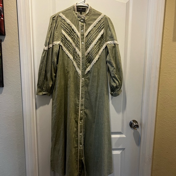 Tuckernuck Pomander Place Sage classic dress with Ivory Lace - Picture 3 of 5